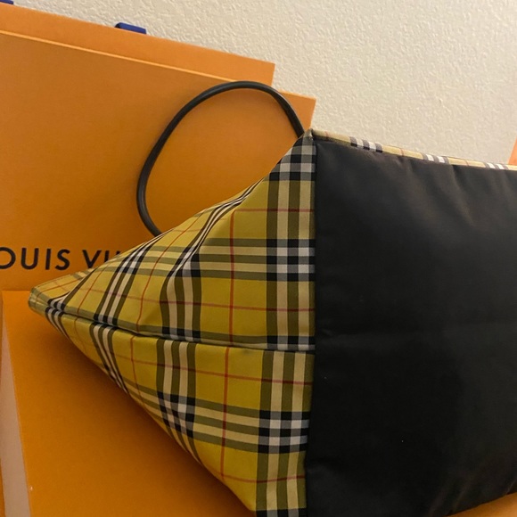 🚨VERY RARE!!!!!🚨BURBERRY’S BLUE LABEL OVERSIZED YELLOW AND BLACK NYLON TOTE🌻 - Picture 3 of 9